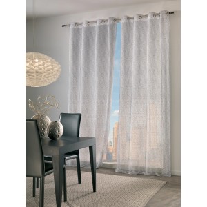 Tenda trasparente bianca t.b.t. con occhielli davanti alla finestra nel soggiorno.