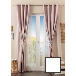 Tende decorative a due strati in rosa e beige davanti a una porta finestra.