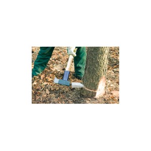 Cuneo spaccalegna e abbattitore LUX Comfort Alu 550g in uso per l'abbattimento degli alberi.