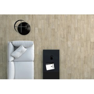 Piastrelle per pavimenti beige in soggiorno con divano e tavolo. Design d'interni decorativo.