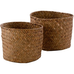 Due cesti intrecciati in materiale naturale per accessori mobili bagno.