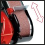 Dettaglio: Levigatrice a nastro Einhell TC-US 350 con nastro abrasivo e freccia che indica la direzione di marcia.