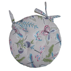 Cuscino rotondo per sedia con motivo a farfalle e libellule, beige con accenti colorati.