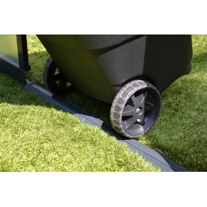 Dettaglio: serra Palram Canopia Glory con fondamenta e ruote su erba.