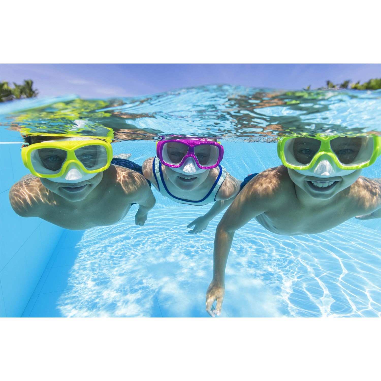 Bambini con maschere da sub colorate sott'acqua in piscina. Accessori per nuoto e immersioni.