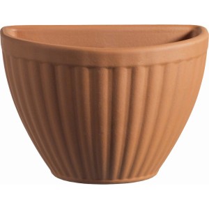 Vaso da parete semicircolare in terracotta con superficie scanalata.