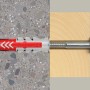 Dettaglio di un tassello in un muro che fissa un pezzo di legno. Tasselli per una presa sicura.