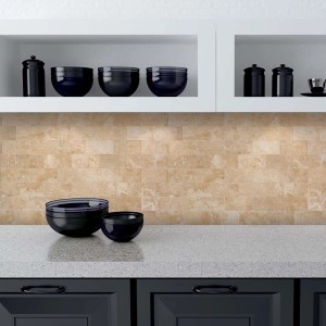 Alzatina beige t.b.t. montata come paraschizzi da cucina.