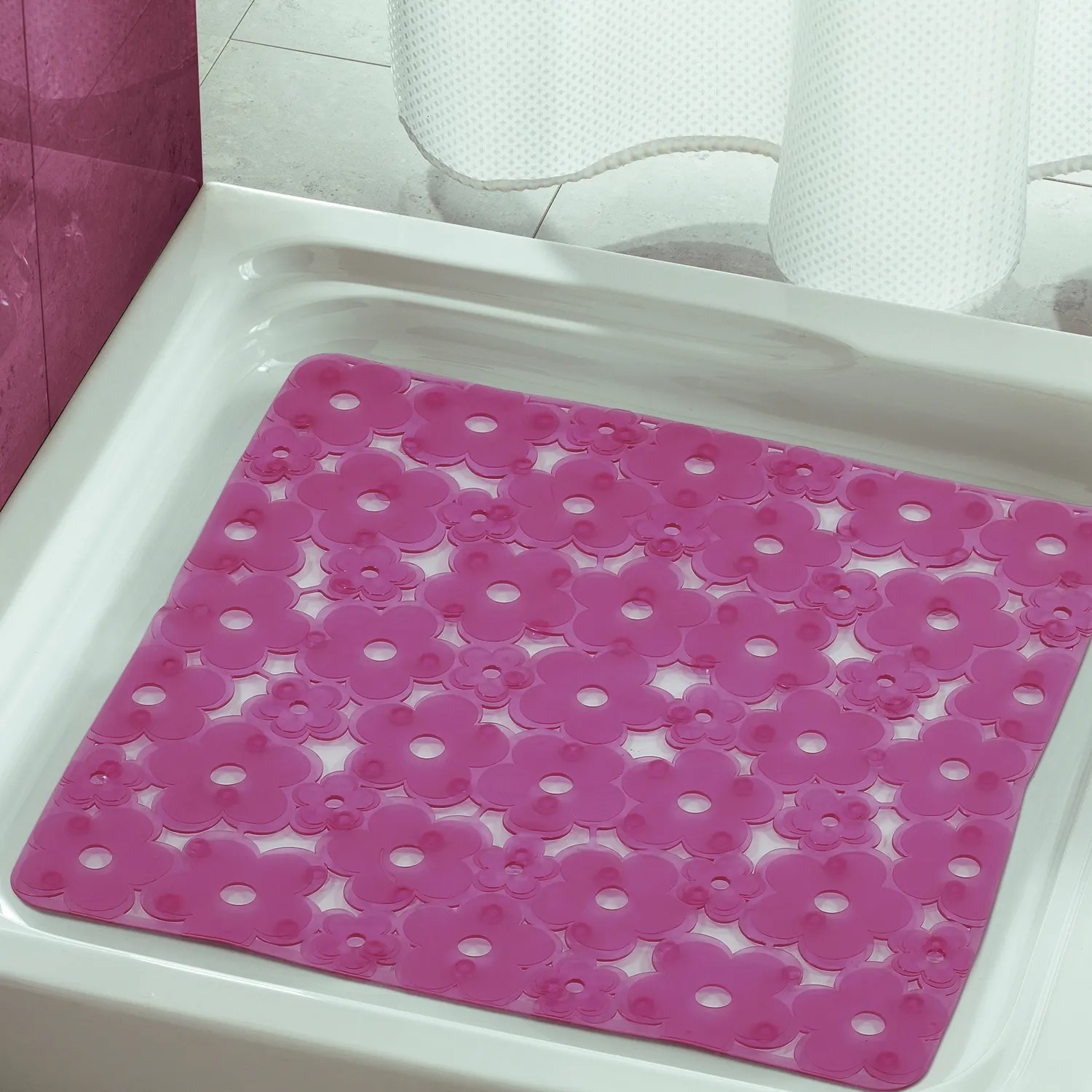 Tappetino da bagno rosa con motivo floreale per una maggiore sicurezza durante la doccia.