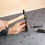 Utilizzo di un set di punzoni (5 pezzi) con martello per forare il materiale.