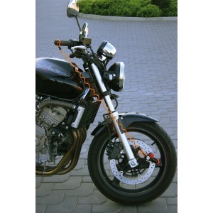 Motocicletta con dispositivo antifurto t.b.t. fissato alla ruota anteriore e al manubrio.