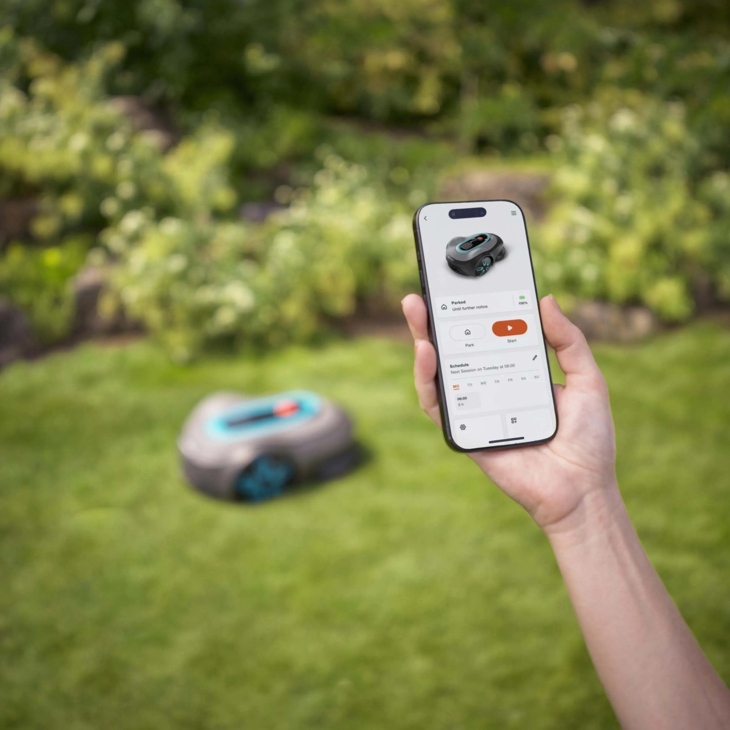 Robot tagliaerba in giardino, controllato tramite app per smartphone.