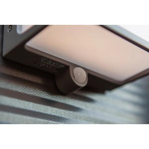 Primo piano della lampada da parete solare a LED Lutec Doblo antracite con sensore di movimento.