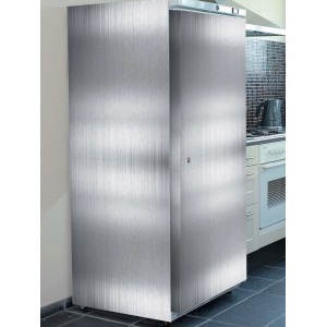 Pellicola adesiva t.b.t. effetto acciaio inox su un frigorifero in cucina.