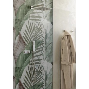 Bagno con decorazione murale tropicale, soffione doccia e accappatoio su ganci. Accessori per pareti e contenitori.