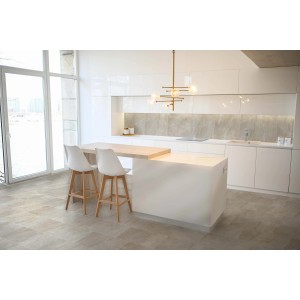 Piastrelle per pavimenti chiare in un ambiente cucina moderno.