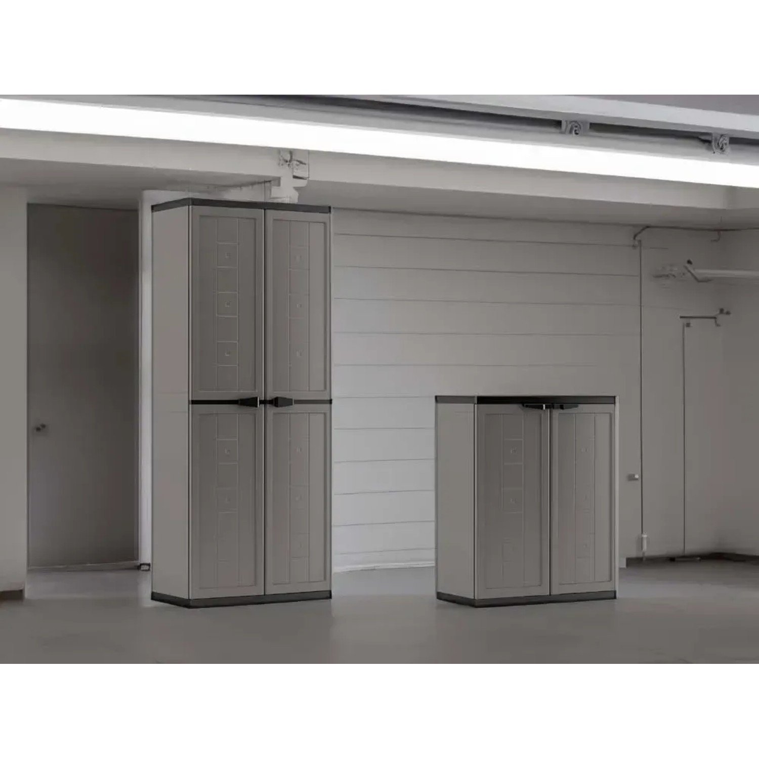 Mobili da balcone t.b.t. grigi: due armadietti in plastica di diverse altezze.