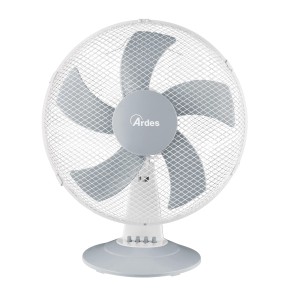 Ventilatore da tavolo bianco e grigio con griglia di protezione.