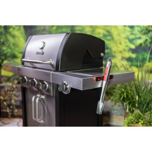 Barra magnetica Char-Broil Gear Trax su grill con pinze. Utensili per barbecue per l'organizzazione.