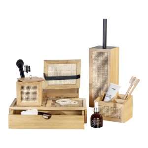Accessori bagno Wenko Orea in bambù e rattan, incluso portarotolo.