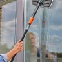 Gardena Cleansystem lavavetri con manico e tergivetro in uso.