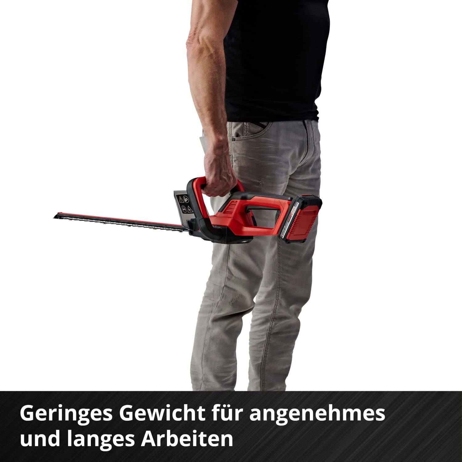 Tagliasiepi a batteria Einhell GC-CH 18/40 Li Solo rosso/nero, tenuto da una persona.