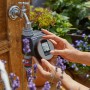 Computer per irrigazione Gardena Flex su rubinetto, azionato manualmente. Irrigazione automatica del giardino.
