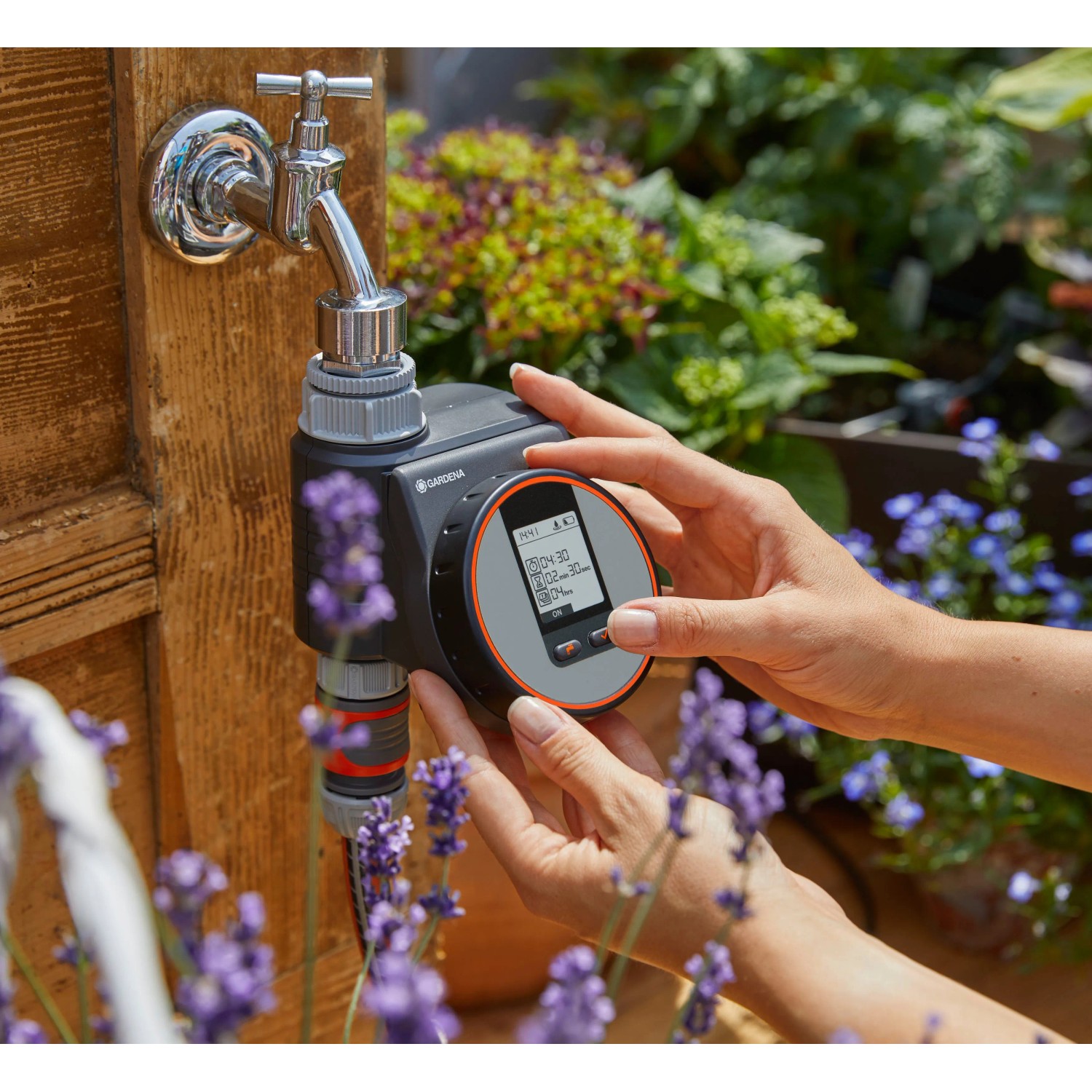 Computer per irrigazione Gardena Flex su rubinetto, azionato manualmente. Irrigazione automatica del giardino.