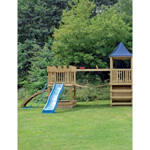 Torre giochi in legno con scivolo, altalena e parete da arrampicata per bambini in giardino.