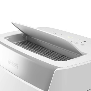 Dettaglio di un deumidificatore bianco con vano filtro aperto.