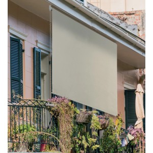 Tenda da sole laterale t.b.t. beige su balcone con piante e persiane.