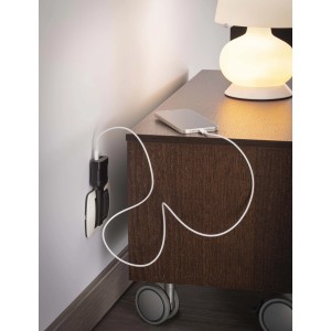 Adattatore t.b.t. con smartphone sul comodino. Adattatore pratico per la tua casa.