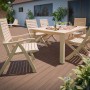 Sedia pieghevole Canston in legno regolabile con braccioli in finitura naturale su terrazza.