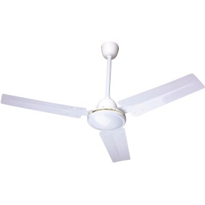 Ventilatore da soffitto bianco a tre pale.
