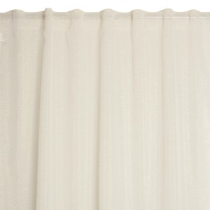 Primo piano di tende in tessuto leggero e semitrasparente.