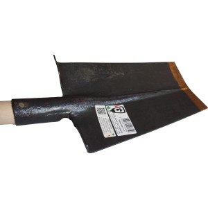 Primo piano di una t.b.t. Vanghe e badili con manico in legno e lama nera.