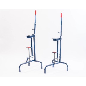 Due attrezzi t.b.t. blu per la raccolta frutta con manico e poggiapiedi rossi.