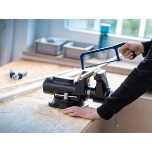 Morsa LUX SST-125 D Comfort che blocca un tubo in fase di taglio. Utensile di serraggio con ganasce in acciaio.