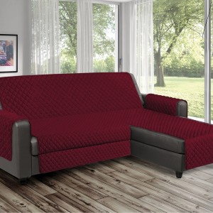 Copridivano trapuntati color vinaccia di t.b.t. su un divano.