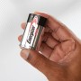 Batteria Energizer Max D Mono, confezione da 2 tenuta in mano.