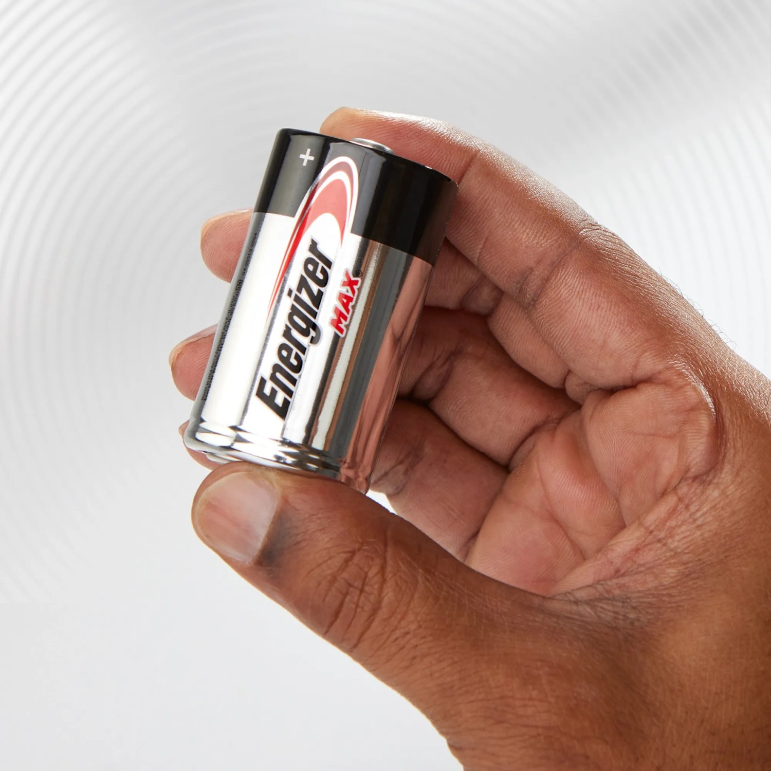 Batteria Energizer Max D Mono, confezione da 2 tenuta in mano.