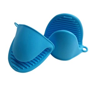 Set di utensili da cucina blu: presine in silicone per una presa sicura di pentole e padelle calde.