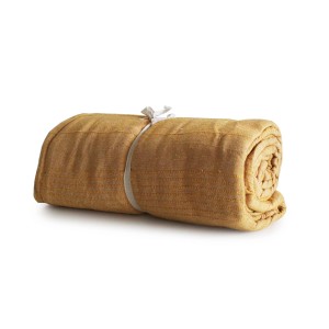 Coperta/fodera per cuscino t.b.t. ocra arrotolata, fissata con nastro bianco.