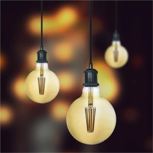 Lampada a portale decorativa con tre lampadine Edison per un'illuminazione d'atmosfera.