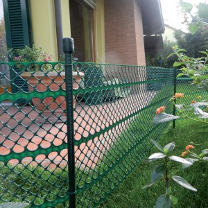 Rete in plastica verde "t.b.t." come recinzione da giardino, recinzione in rete metallica in giardino.