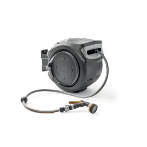 Avvolgitubo da parete con tubo da giardino e lancia