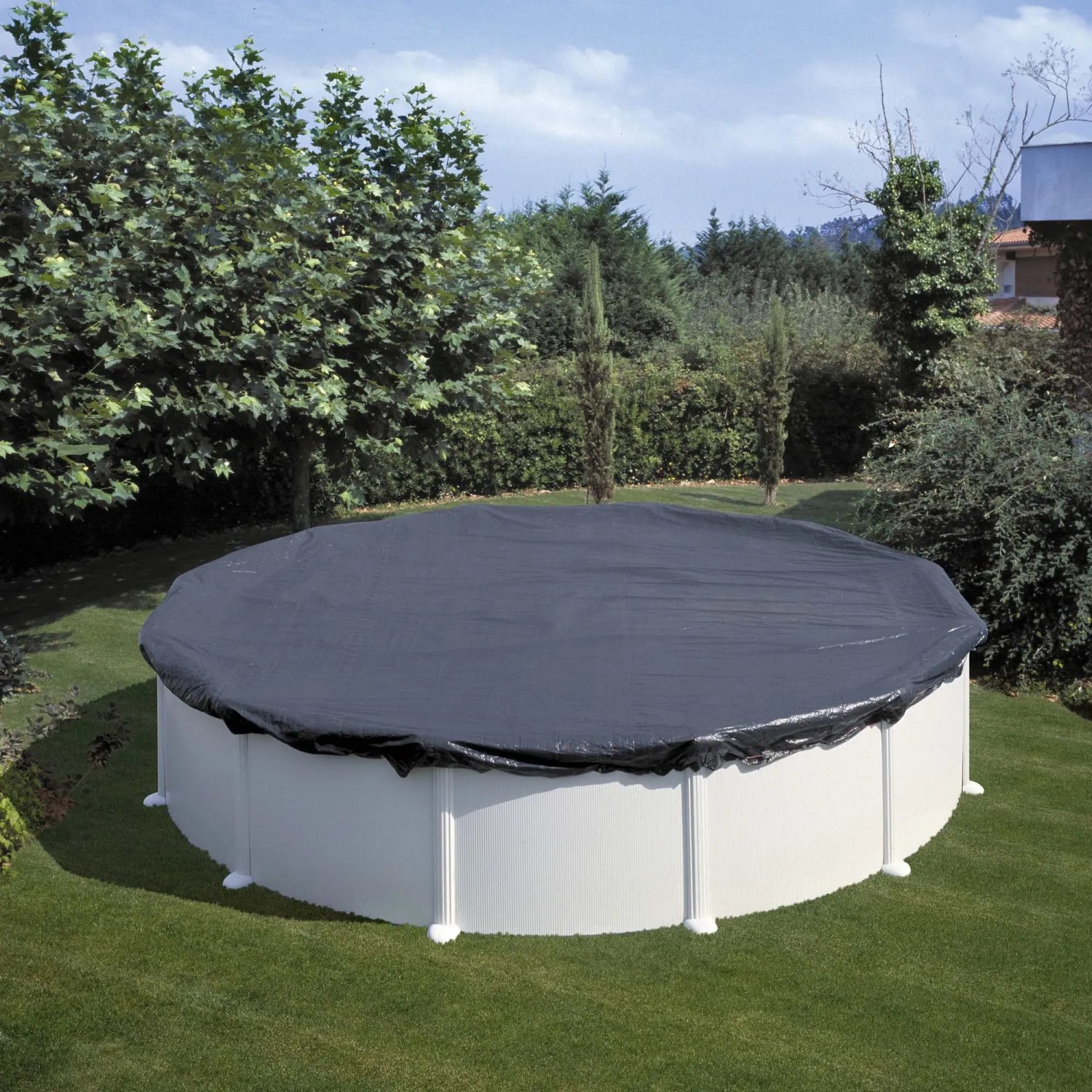 Copertura per piscina rotonda grigia su una piscina in giardino.