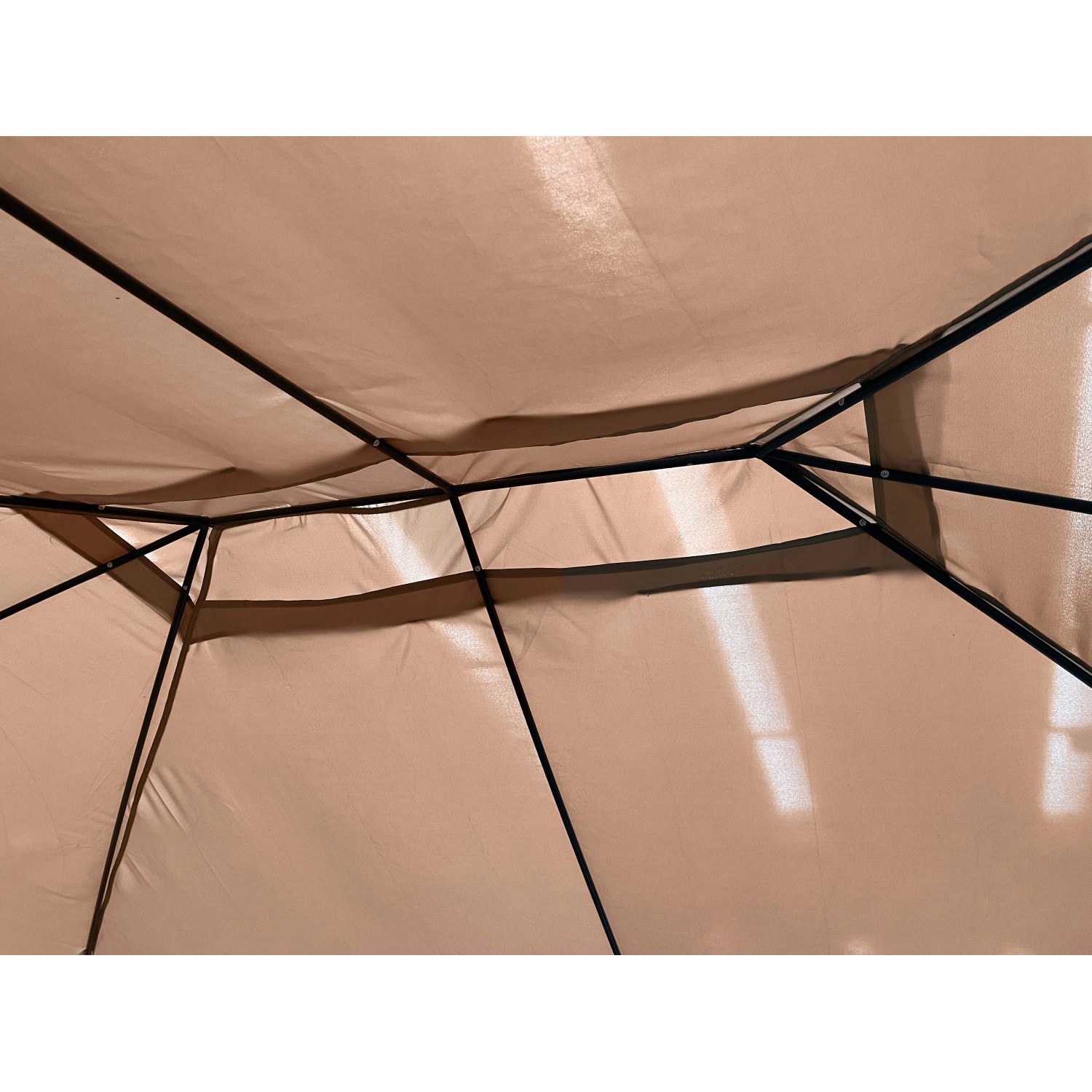 Vista interna di un gazebo t.b.t. con tetto beige e struttura nera.