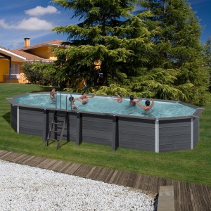 Piscina ovale Gre Composite Avantgarde (804x386x124 cm) con bambini che giocano in giardino.