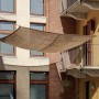 Tenda da sole rettangolare (t.b.t.) tesa tra due edifici.
